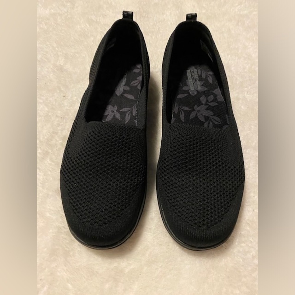 Skechers women’s black fabric loafers, US size 7. Like new!